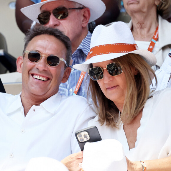 Avant d'enchaîner les projets dès la rentrée, l'époux de Catherine Courbet s'est accordé un break estival avec les siens.
Julien Courbet et sa femme Catherine - Célébrités dans les tribunes des Internationaux de France de tennis de Roland Garros 2023 le 6 juin 2023. © Jacovides-Moreau/Bestimage