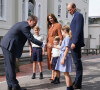 Plus de problèmes de chaussettes, ni d'uniforme visiblement ! 
Le prince William, duc de Cambridge et Catherine Kate Middleton, duchesse de Cambridge accompagnent leurs enfants George, Charlotte et Louis à l'école Lambrook le 7 septembre 2022. 