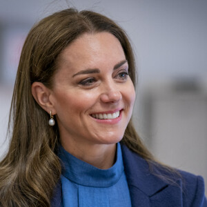 Mais aujourd'hui, ils ont déménagé. 
Catherine (Kate) Middleton, duchesse de Cambridge, lors d'une visite à l'école primaire St. John's, à Port Glasgow, Royaume Uni, le 11 mai 2022, pour participer à une session Roots of Empathy. 