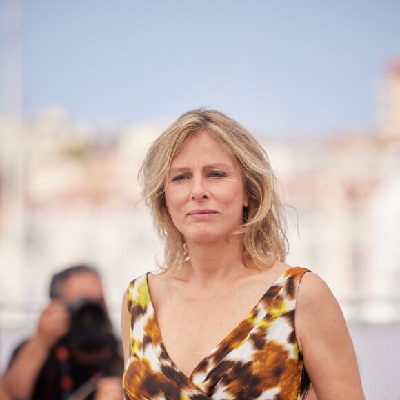 La jeune femme est apparue topless sur une plage non loin d'Arcachon. 
Karin Viard au photocall du film "Une nuit" (Un certain regard) lors du 76ème Festival International du Film de Cannes, le 26 mai 2023.