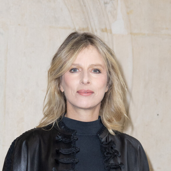 Habituée à poster des clichés dénudés, elle assurait que "vraiment l’iode ça rebooste". 
Karin Viard - Photocall au défilé de mode Haute-Couture Christian Dior au musée Rodin lors de la Fashion Week Printemps-été 2023 de Paris, France, le 23 janvier 2023. 