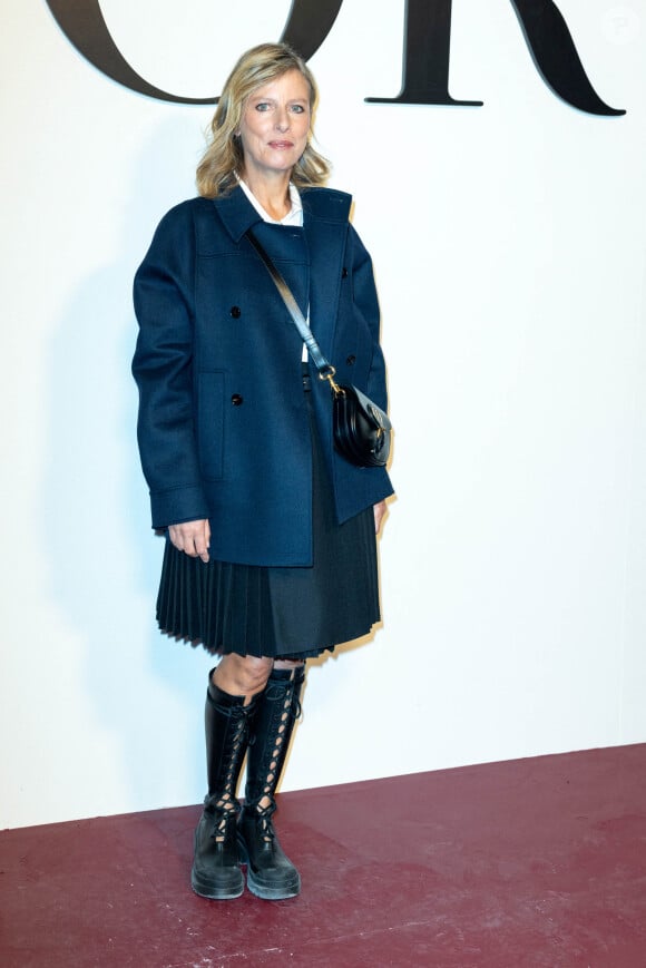 Karin Viard - Photocall du défilé de mode automne-hiver 2022/2023 "Christian Dior" lors de la fashion week de Paris, le 1er mars 2022.