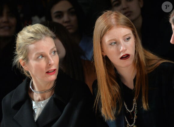 Karin Viard et sa fille Marguerite - People au défilé de mode Paul & Joe collection prêt-à-porter Automne Hiver 2016/2017 lors de la fashion week à Paris, le 8 mars 2016.