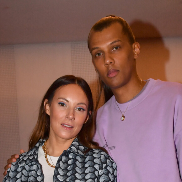 Cet album couronné de succès a aussi été celui de la descente aux enfers pour le chanteur belge. 
Exclusif - Stromae avec sa femme Coralie Barbier en backstage de la 38ème cérémonie des Victoires de la musique à la Seine musicale de Boulogne-Billancourt, France, le 10 février 2023. 