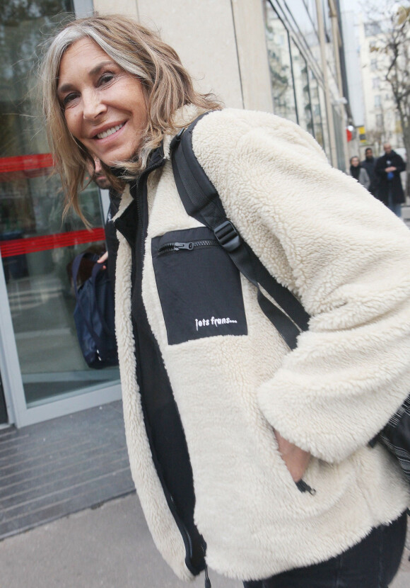 Exclusif - Zazie à la sortie des studios de radio RTL à Paris. Le 1er décembre 2022 © Jonathan Rebboah / Panoramic / Bestimage 