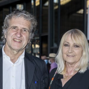 Nicolas Canteloup était aussi présent lors de ce dernier hommage.
Gérard Leclerc et sa femme Julie - "Jam Capsule" - Expérience culturelle immersive dans le Hall de la Villette à Paris, le 22 juin 2020. JAM CAPSULE est un dispositif dans lequel le public pourra vivre une expérience culturelle immersive sonore et visuelle. Une surface de vidéo-projection de plus de 2.500 m2 pour voyager au coeur d'une série d'expositions thématiques sur l'environnement, la peinture, la société, la danse, le patrimoine, l'intelligence artificielle, le monde ou le street-art. © Olivier Borde/Bestimage 