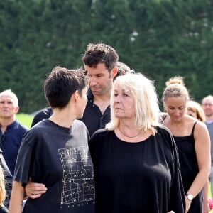 Julie Leclerc, femme du défunt, sa fille Charlotte Leclerc, son fils Mathieu Leclerc, les membres de la famille et les proches aux obsèques civiles du journaliste Gérard Leclerc au cimetière des Trois-Moutiers à Loudun, dans la Vienne, France, le 24 août 2023; dont son père avait longtemps été le maire et où il avait lui-même siégé au conseil municipal. Le journaliste est mort dans un accident d'avion touristique qui s'est écrasé le 15 août. © Dominique Jacovides/Bestimage