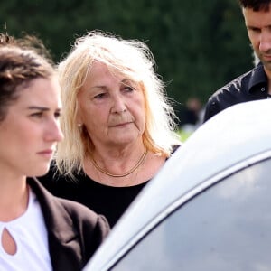 Elle était éplorée.
Julie Leclerc, femme du défunt aux obsèques civiles du journaliste Gérard Leclerc au cimetière des Trois-Moutiers à Loudun, dans la Vienne, France, dont son père avait longtemps été le maire et où il avait lui-même siégé au conseil municipal. Le journaliste est mort dans un accident d'avion touristique qui s'est écrasé le 15 août. © Dominique Jacovides/Bestimage 