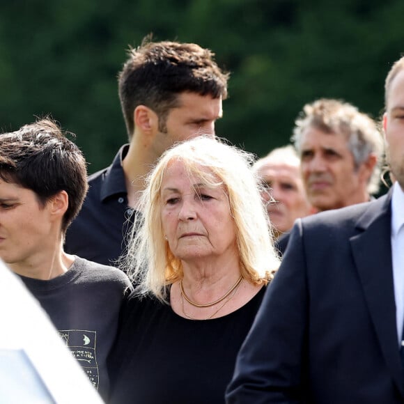 Marc-Olivier Fogiel avait également fait le déplacement.
Julie Leclerc, femme du défunt et sa fille Charlotte Leclerc aux obsèques civiles du journaliste Gérard Leclerc au cimetière des Trois-Moutiers à Loudun, dans la Vienne, France, le 24 août 2023; dont son père avait longtemps été le maire et où il avait lui-même siégé au conseil municipal. Le journaliste est mort dans un accident d'avion touristique qui s'est écrasé le 15 août. © Dominique Jacovides/Bestimage 