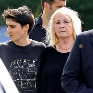 Julie, célèbre voix d'Europe 1 et veuve de Gérard Leclerc est apparue très peinée au obsèques de son mari.
Julie Leclerc, femme du défunt et sa fille Charlotte Leclerc aux obsèques civiles du journaliste Gérard Leclerc au cimetière des Trois-Moutiers à Loudun, dans la Vienne, France, le 24 août 2023; dont son père avait longtemps été le maire et où il avait lui-même siégé au conseil municipal. Le journaliste est mort dans un accident d'avion touristique qui s'est écrasé le 15 août. © Dominique Jacovides/Bestimage 