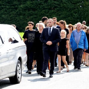 Julie Leclerc, femme du défunt, sa fille Charlotte Leclerc, ses fils Antoine Leclerc et Mathieu Leclerc, les membres de la famille et les proches aux obsèques civiles du journaliste Gérard Leclerc au cimetière des Trois-Moutiers à Loudun, dans la Vienne, France, le 24 août 2023; dont son père avait longtemps été le maire et où il avait lui-même siégé au conseil municipal. Le journaliste est mort dans un accident d'avion touristique qui s'est écrasé le 15 août. © Dominique Jacovides/Bestimage 