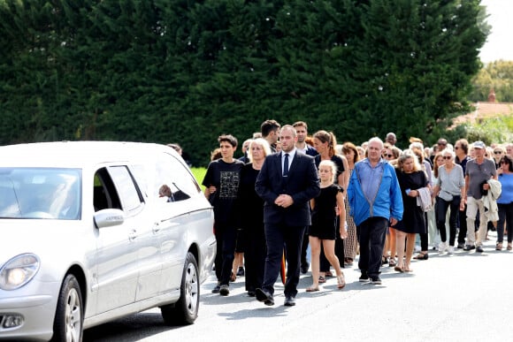 Julie Leclerc, femme du défunt, sa fille Charlotte Leclerc, ses fils Antoine Leclerc et Mathieu Leclerc, les membres de la famille et les proches aux obsèques civiles du journaliste Gérard Leclerc au cimetière des Trois-Moutiers à Loudun, dans la Vienne, France, le 24 août 2023; dont son père avait longtemps été le maire et où il avait lui-même siégé au conseil municipal. Le journaliste est mort dans un accident d'avion touristique qui s'est écrasé le 15 août. © Dominique Jacovides/Bestimage 