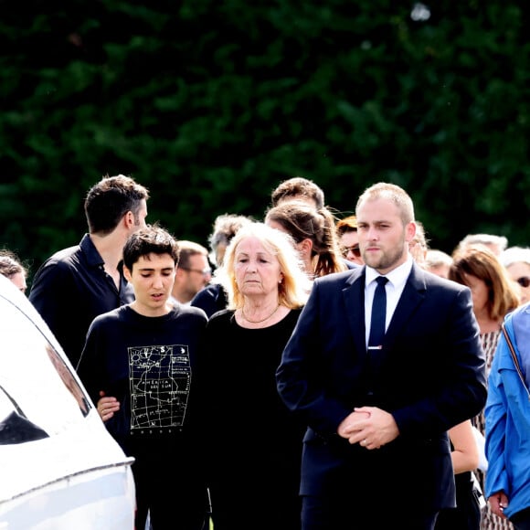 Julie Leclerc, femme du défunt, sa fille Charlotte Leclerc, ses fils Antoine Leclerc et Mathieu Leclerc, les membres de la famille et les proches aux obsèques civiles du journaliste Gérard Leclerc au cimetière des Trois-Moutiers à Loudun, dans la Vienne, France, le 24 août 2023; dont son père avait longtemps été le maire et où il avait lui-même siégé au conseil municipal. Le journaliste est mort dans un accident d'avion touristique qui s'est écrasé le 15 août. © Dominique Jacovides/Bestimage 