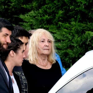 Julie Leclerc, femme du défunt et sa fille Charlotte Leclerc aux obsèques civiles du journaliste Gérard Leclerc au cimetière des Trois-Moutiers à Loudun, dans la Vienne, France, le 24 août 2023; dont son père avait longtemps été le maire et où il avait lui-même siégé au conseil municipal. Le journaliste est mort dans un accident d'avion touristique qui s'est écrasé le 15 août. © Dominique Jacovides/Bestimage