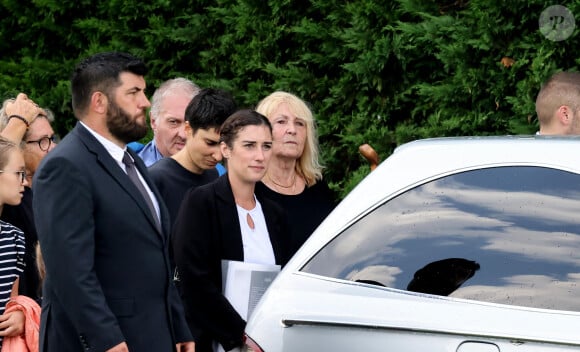 Julie Leclerc, femme du défunt et sa fille Charlotte Leclerc aux obsèques civiles du journaliste Gérard Leclerc au cimetière des Trois-Moutiers à Loudun, dans la Vienne, France, le 24 août 2023; dont son père avait longtemps été le maire et où il avait lui-même siégé au conseil municipal. Le journaliste est mort dans un accident d'avion touristique qui s'est écrasé le 15 août. © Dominique Jacovides/Bestimage 