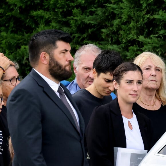 Julie Leclerc, femme du défunt et sa fille Charlotte Leclerc aux obsèques civiles du journaliste Gérard Leclerc au cimetière des Trois-Moutiers à Loudun, dans la Vienne, France, le 24 août 2023; dont son père avait longtemps été le maire et où il avait lui-même siégé au conseil municipal. Le journaliste est mort dans un accident d'avion touristique qui s'est écrasé le 15 août. © Dominique Jacovides/Bestimage 