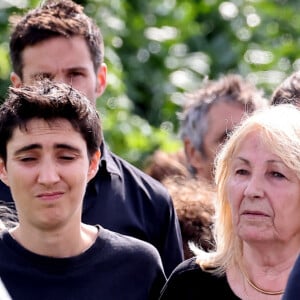 Soutenue par sa famille, ses enfants et petits-enfants, elle a marché le visage marché derrière le cerceuil.
Julie Leclerc, femme du défunt et sa fille Charlotte Leclerc aux obsèques civiles du journaliste Gérard Leclerc au cimetière des Trois-Moutiers à Loudun, dans la Vienne, France, le 24 août 2023; dont son père avait longtemps été le maire et où il avait lui-même siégé au conseil municipal. Le journaliste est mort dans un accident d'avion touristique qui s'est écrasé le 15 août. © Dominique Jacovides/Bestimage 