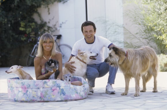 En France, dans les Alpilles, chez lui, Michel Drucker et Dany Saval, posant ensemble avec leurs chiens et leur lapin. © Michel Marizy via Bestimage