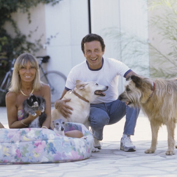 En France, dans les Alpilles, chez lui, Michel Drucker et Dany Saval, posant ensemble avec leurs chiens et leur lapin. © Michel Marizy via Bestimage