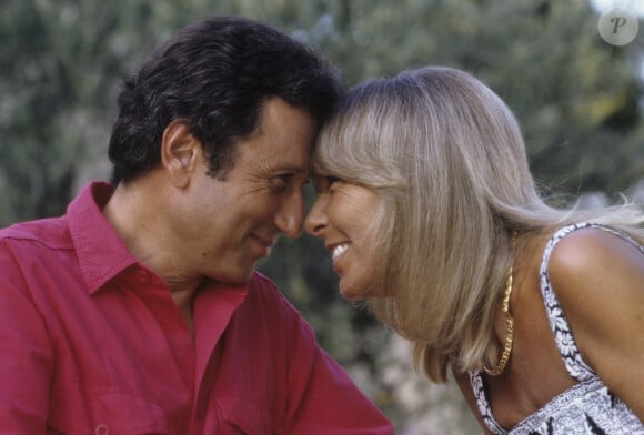 En France, dans les Alpilles, chez lui, Michel Drucker et son épouse, Dany Saval, posant ensemble © Michel Marizy via Bestimage