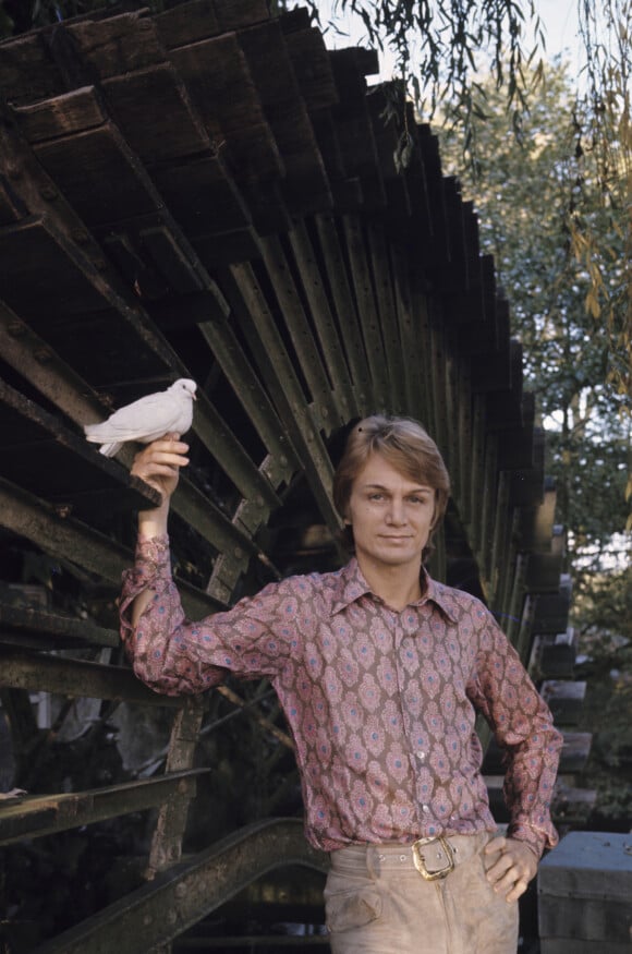 De fil en aiguille, le duo va se rapprocher avant de tomber amoureux. Un heureux dénouement qui n'a pourtant pas fait le bonheur de Claude François. Bien au contraire, car il était lui aussi séduit par Dany Saval
En France, dans l'Essonne, Claude Fançois, chez lui, au Moulin de Dannemois le 17 octobre 1969.