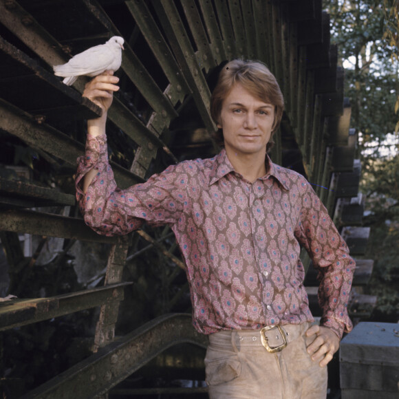 De fil en aiguille, le duo va se rapprocher avant de tomber amoureux. Un heureux dénouement qui n'a pourtant pas fait le bonheur de Claude François. Bien au contraire, car il était lui aussi séduit par Dany Saval
En France, dans l'Essonne, Claude Fançois, chez lui, au Moulin de Dannemois le 17 octobre 1969.