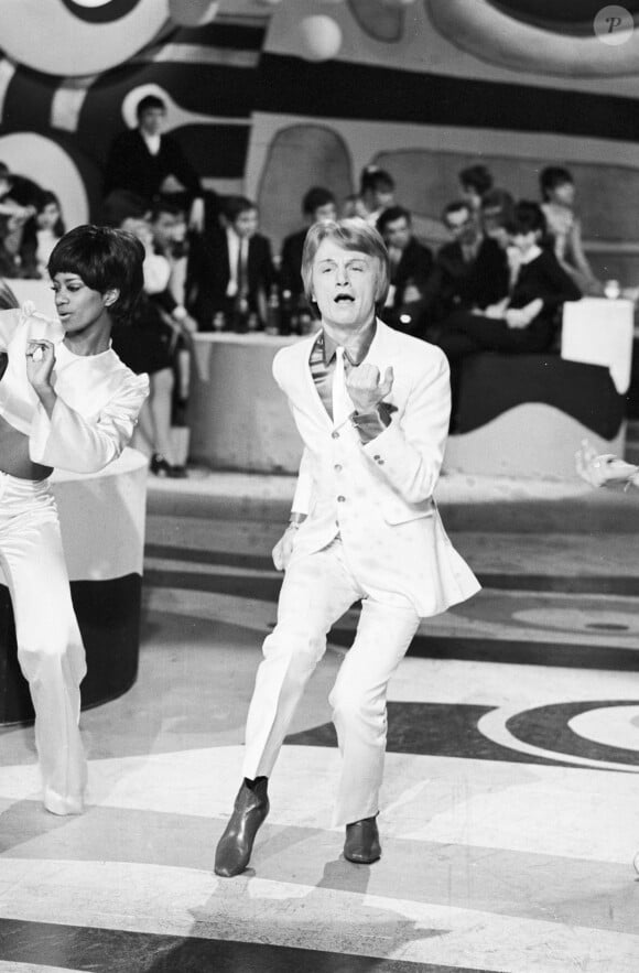 En France, à Paris, Claude François sur le plateau d'un émission le 3 février 1969.