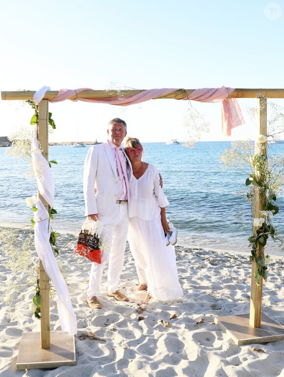 Résultat : elle n'a "même pas chaud!"
Exclusif - Prix spécial - No Web - Soirée du mariage de Christine Bravo et Stéphane Bachot sur la plage du restaurant Marinella à l'Ile Rousse en Corse le 11 Juin 2022 © Dominique Jacovides / Bestimage