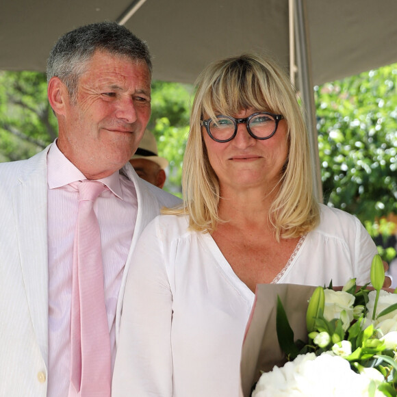 Heureusement que Christine Bravo peut compter sur son mari !
Exclusif - Mariage civil de Christine Bravo et Stéphane Bachot devant la mairie de Occhiatana en Corse. © Dominique Jacovides / Bestimage