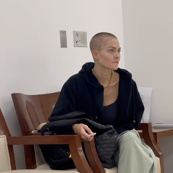 Caroline Receveur atteinte d'un cancer, se dévoile le crâne rasé sur les réseaux sociaux. Instagram