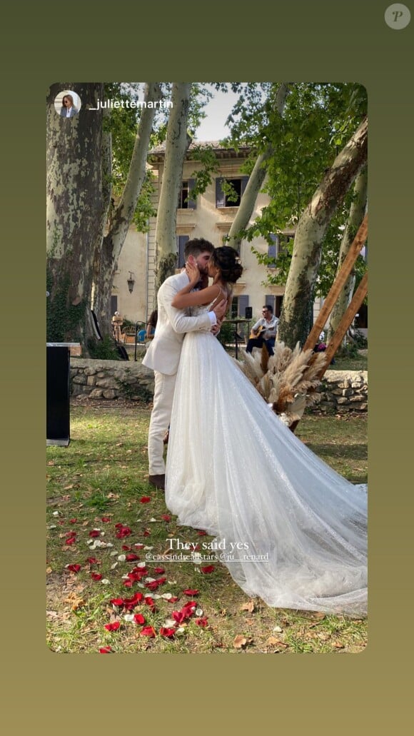 Il y a peu, elle a dit "oui" à son compagnon Julien.
Mariage de Cassandre et Julien.