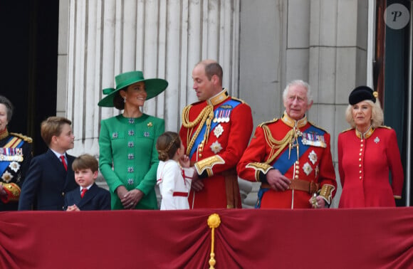 Le prince et la princesse de Galles ont rejoint sur place le roi Charles III et la reine Camilla Parker Bowles
Le prince George, le prince Louis, la princesse Charlotte, Kate Catherine Middleton, princesse de Galles, le prince William de Galles, le roi Charles III et la reine consort Camilla Parker Bowles - La famille royale d'Angleterre sur le balcon du palais de Buckingham lors du défilé "Trooping the Colour" à Londres. Le 17 juin 2023 