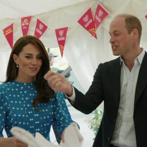 Le couple royal a été photographié au sein du domaine de Balmoral en Écosse
Le prince William, prince de Galles, et Catherine (Kate) Middleton, princesse de Galles, ont surpris le personnel et les patients du NHS lors de la soirée NHS Big Tea 