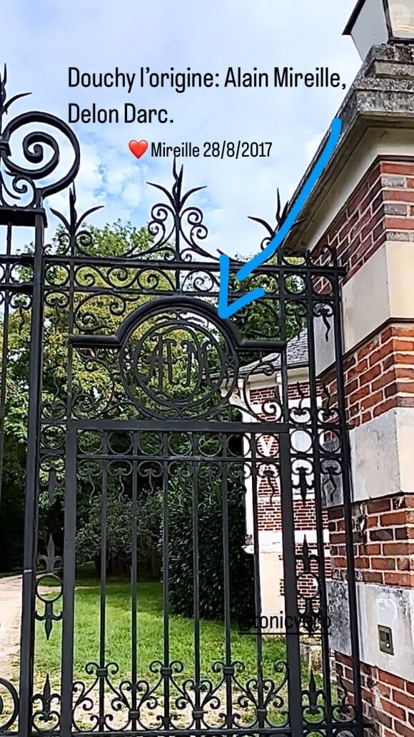 Mireille Darc et Alain Delon s'étaient installés ensemble à Douchy en 1971, leurs initiales apparaissent sur le portail