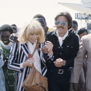 Archives - Au Brésil, à Rio, à l'aéroport, Alain Delon et Mireille Darc en juin 1975.