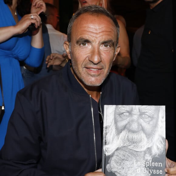 Après 16 ans de bons et loyaux services, Nikos Aliagas a décidé d'arrêter l'animation de "50' Inside".
Nikos Aliagas - Soirée "L'Art de Vivre Paris" au Deux Magots à Paris le 26 juin 2023 © Marc Ausset-Lacroix/Bestimage