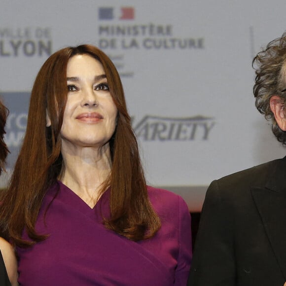 En février dernier, Paris Match dévoilait au grand public la relation amoureuse entre Tim Burton et Monica Bellucci.
Monica Bellucci et Tim Burton - Tim Burton a reçu le prix Lumière 2022 lors de la 14ème Edition du festival du cinéma Lumière Film Festival à Lyon, le 21 octobre 2022.