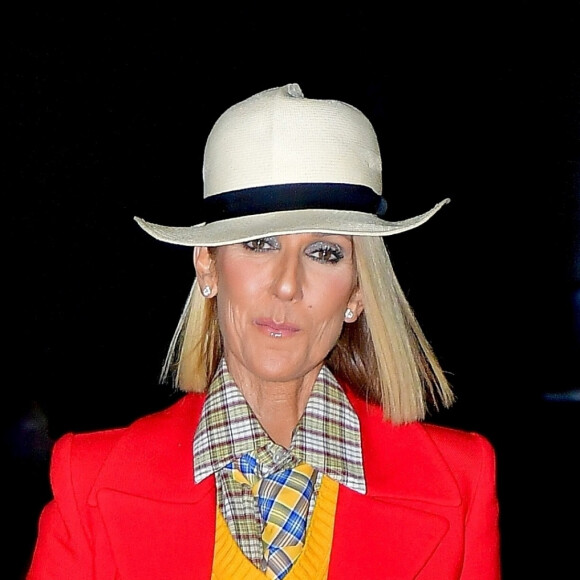 Céline Dion porte un ensemble coloré et un chapeau blanc à la sortie du Barclays Center à New York le 28 février 2020. 