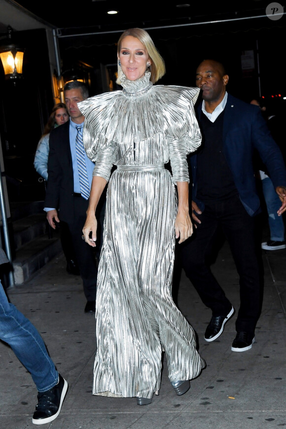 Celine Dion arbore une combinaison argentée de la marque Rodarte et des talons Gucci à son arrivée au restaurant/bar Lips Drag Queen Show Palace à New York, le 14 novembre 2019 