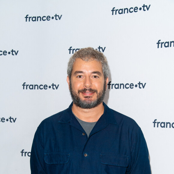 Alors que ce dernier donnait son avis sur la situation politique actuelle de la France...
Ali Baddou lors du photocall dans le cadre de la conférence de presse de France Télévisions au Pavillon Gabriel à Paris, France, le 24 août 2021. © Pierre Perusseau/Bestimage