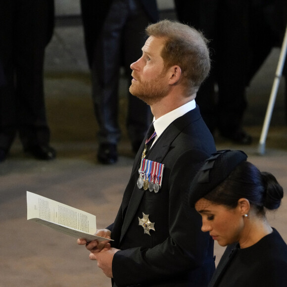 Le prince Harry, duc de Sussex, Meghan Markle, duchesse de Sussex - Intérieur - Procession cérémonielle du cercueil de la reine Elisabeth II du palais de Buckingham à Westminster Hall à Londres. Le 14 septembre 2022 