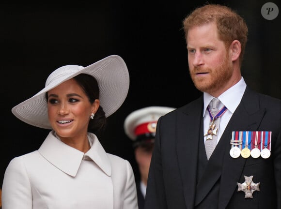 Le prince Harry, duc de Sussex, et Meghan Markle, duchesse de Sussex - Les membres de la famille royale et les invités à la sortie de la messe du jubilé, célébrée à la cathédrale Saint-Paul de Londres, Royaume Uni, le 3 juin 2022. 