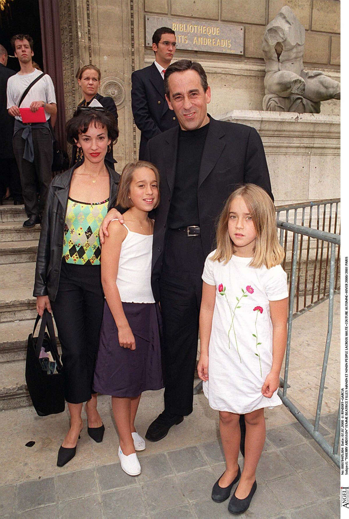 Photo : Thierry Ardisson, sa femme Béatrice et leurs deux filles Manon et  Ninon. - Purepeople