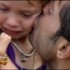 David embrasse sa fille avant qu'elle ne quitte la ferme