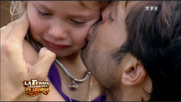 David embrasse sa fille avant qu'elle ne quitte la ferme