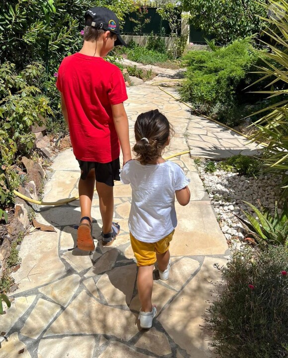 Elle a en effet posté une photo de Maël et Claudia, de dos.
Maël et Claudia, les enfants de Karine Ferri et Yoann Gourcuff.