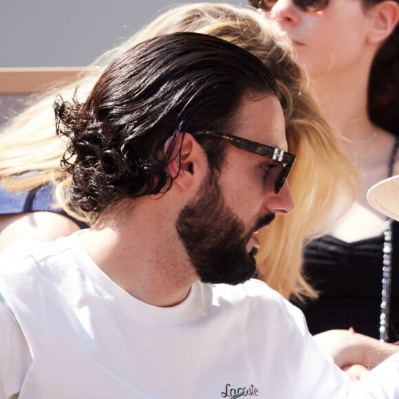 Très amoureux, ce n'est pourtant que tardivement que Sofia a accepté de se faire photographier au côté de celui qui partage sa vie.
Adrien Galo, Sofia Essaïdi en tribunes lors des Internationaux de France de tennis de Roland Garros 2023 à Paris, France, le 3 juin 2023.