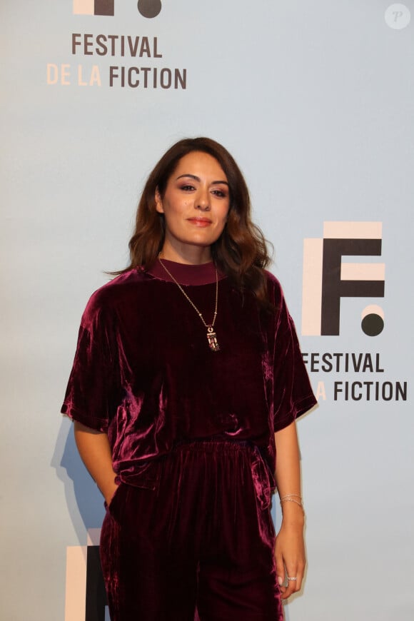 Sofia Essaidi au photocall de "Les Combattantes" lors de la 24ème édition du Festival de la Fiction TV de la Rochelle, le 15 septembre 2022.