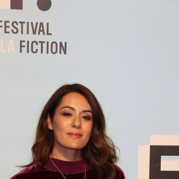 Sofia Essaidi au photocall de "Les Combattantes" lors de la 24ème édition du Festival de la Fiction TV de la Rochelle, le 15 septembre 2022.