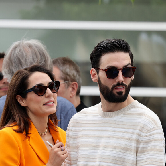 Rencontrés sur les planches lors de la comédie musicale Cléopâtre, Sofia et Adrien ne se sont plus jamais séparés.
Sofia Essaïdi et son compagnon Adrien Galo s'embrassent en marge du Photocall du film "Nostalgia" lors du 75ème Festival International du Film de Cannes, e 25 mai 2022.